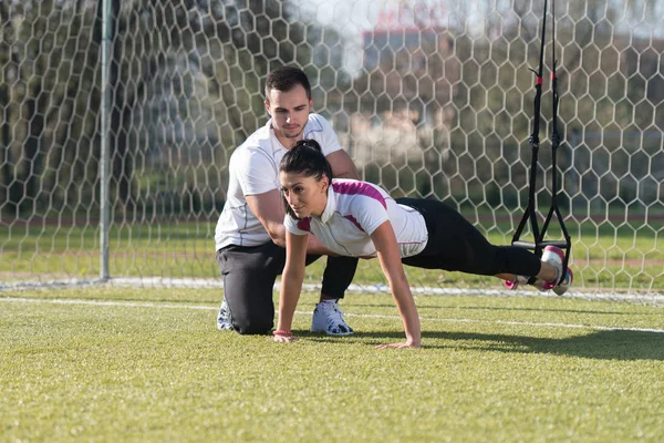 Allenamento di coppia sportiva con cinghie Trx Fitness — Foto Stock