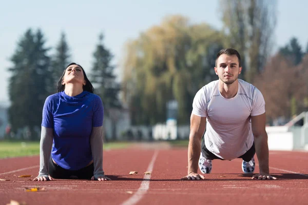 Fitness ve egzersiz önce germe çekici çift — Stok fotoğraf