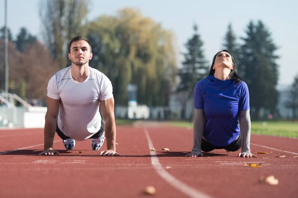 Parkta vücut germe spor Çift — Stok fotoğraf