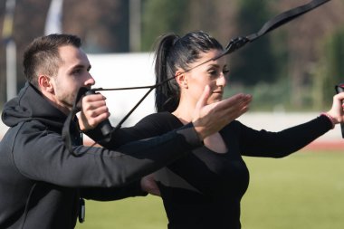 Trx yapıyor çekici çift kayışları eğitim parkında