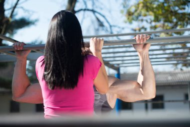 Çekici çift egzersiz Dips Bar Park ile