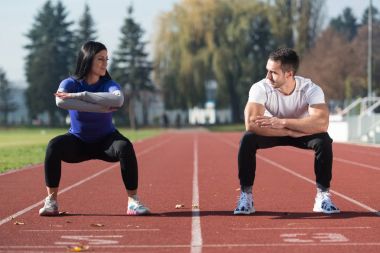 Dışarıda egzersiz çekici çift