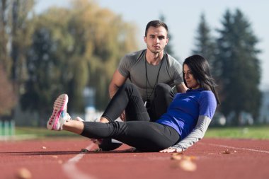 Dışarıda egzersiz çekici çift