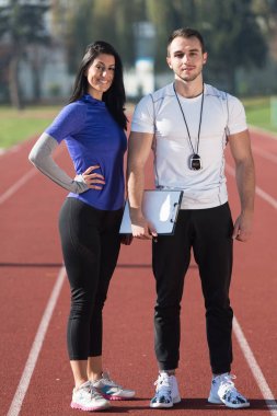 Kişisel antrenör alır notlar ise açık havada egzersiz kadın