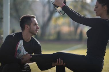 Trx yapıyor çekici çift kayışları eğitim parkında