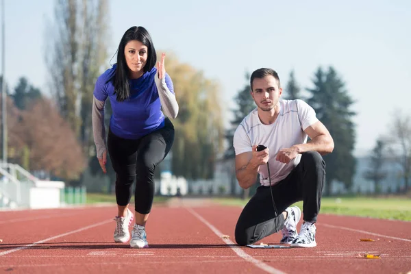 Başlama pozisyonu çalıştırmak için duran kadın