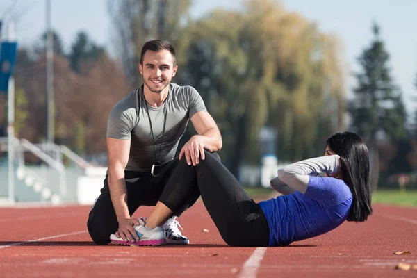 Paar trainiert im Park — Stockfoto