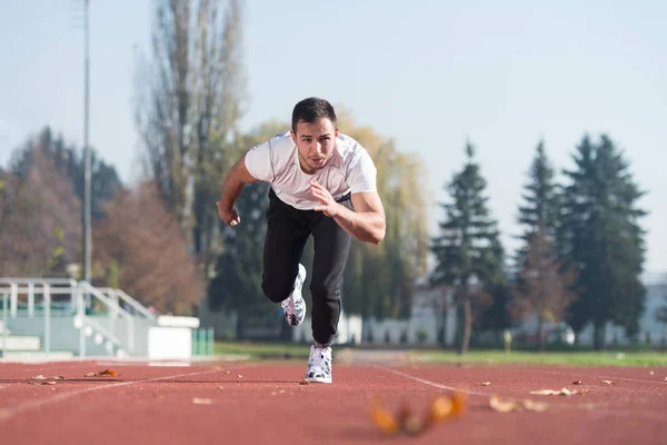 Atleta Hombre corriendo en la pista de carreras —  Fotos de Stock