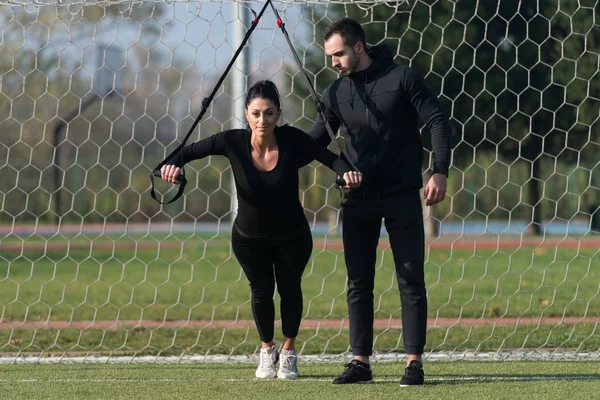 Egzersiz Trx askıları parkta genç Çift