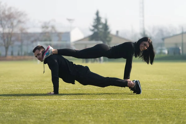Νεαρό ζευγάρι κάνει Push-up άσκηση στο πάρκο — Φωτογραφία Αρχείου