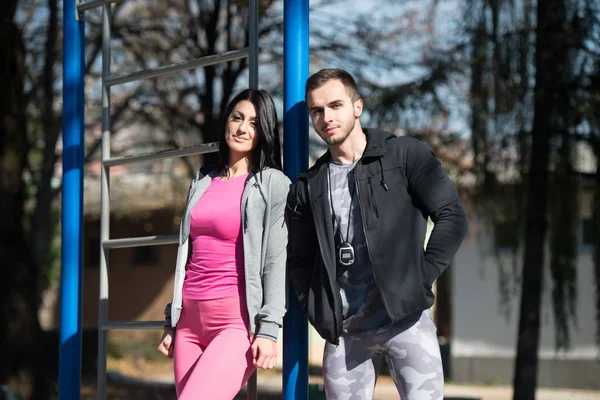 Jovem Sexy Fitness casal posando na área do parque — Fotografia de Stock