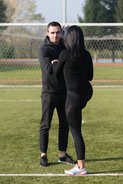 Esporte casal alongamento corpo no parque — Fotografia de Stock