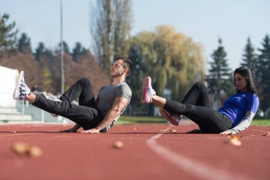Dışarıda egzersiz çekici çift
