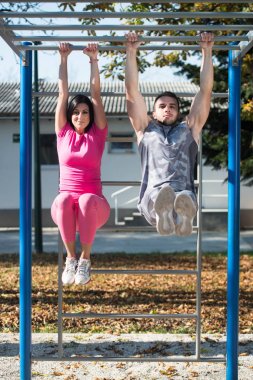 Park barda Dips ile egzersiz yaparak Çift