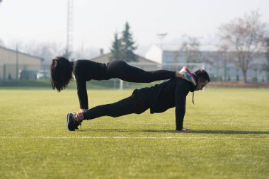 Parkta şınav çekici çift