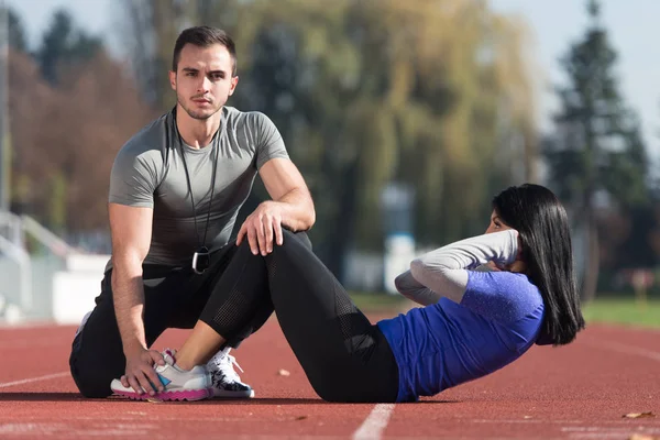 Pareja joven haciendo ejercicio afuera —  Fotos de Stock