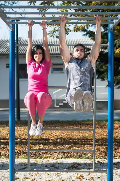 Park barda Dips ile egzersiz yaparak Çift