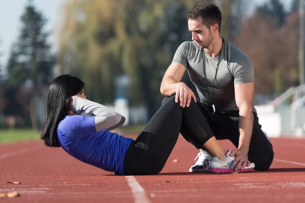 Dışarıda egzersiz çekici çift