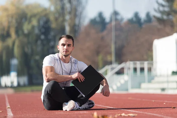 Personal Trainer macht sich Notizen auf Klemmbrett — Stockfoto