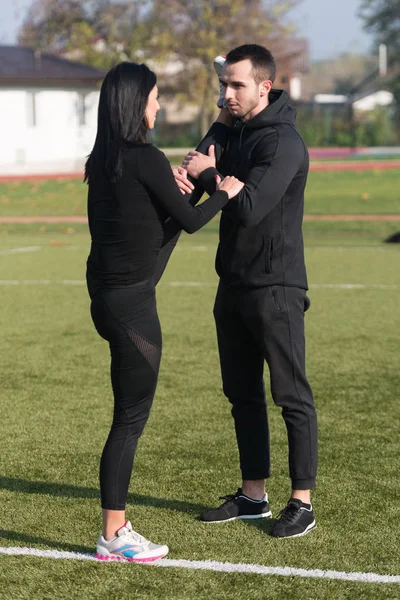 Esercizio di stretching all'aperto — Foto Stock