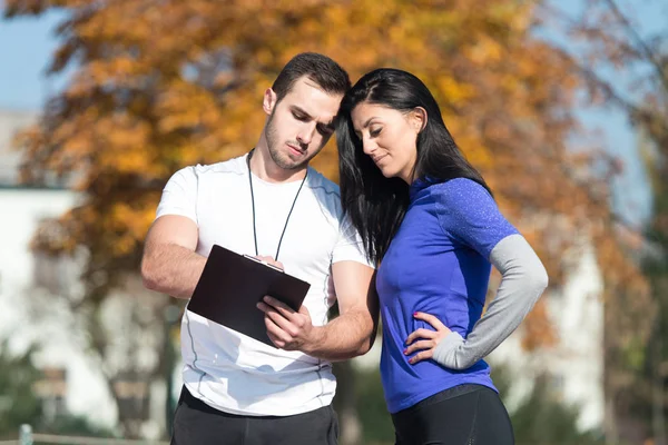 Kişisel antrenör alır notlar ise açık egzersiz kadın