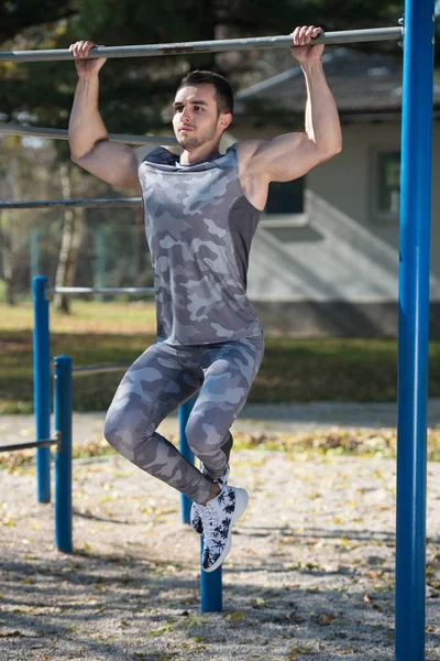 Attraktives Männertraining mit Dips-Bar — Stockfoto