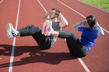 Dışarıda egzersiz genç Çift