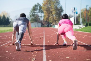 Atlet çift hazır bayrak yarışı başlatmak için