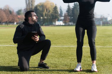 Egzersiz Trx askıları parkta genç Çift