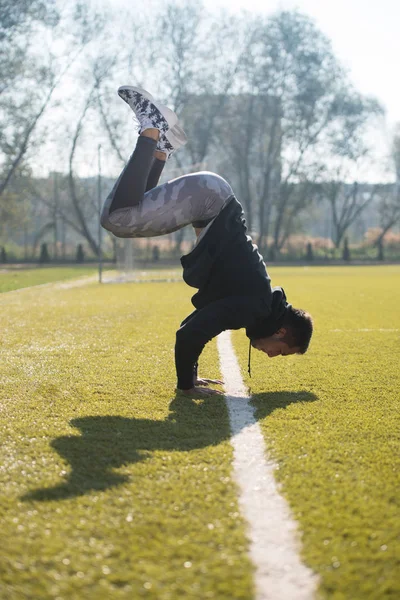 Man Doing Hand Stand Training in Park Area — Stock Photo, Image