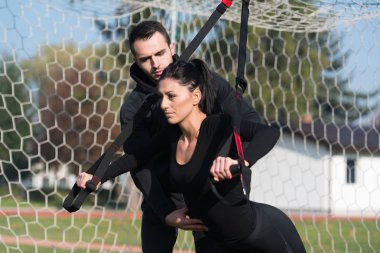 Trx yapıyor çekici çift kayışları eğitim parkında