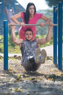 Park barda Dips ile egzersiz yaparak Çift