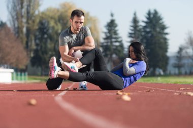 Dışarıda egzersiz genç Çift