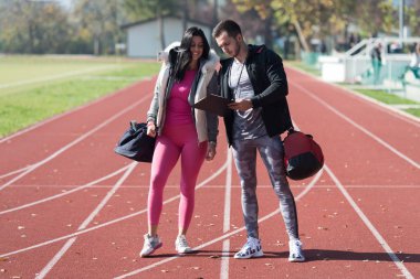 Kişisel antrenör alır notlar ise açık havada egzersiz kadın