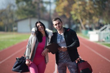 Kişisel antrenör alır notlar ise açık egzersiz kadın