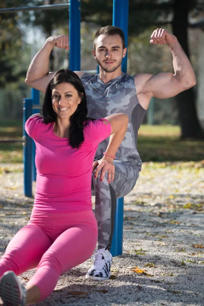 Çekici çift egzersiz Dips Bar Park ile