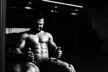 Bel için ağır egzersiz yaparak atlet