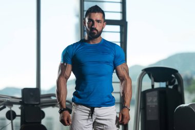 Dinlenme salonunda egzersiz sonrası kas adam