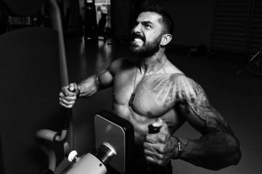 Spor salonunda egzersiz vücut geliştirmeci