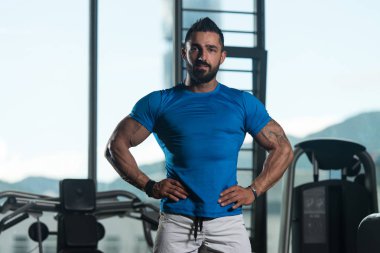 Yakışıklı kaslı adam içinde jimnastik salonu kas esneme