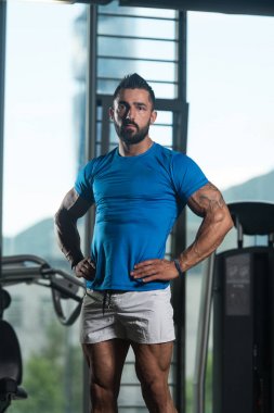 Adam iyi eğitimli cesedini gösterilen spor salonunda
