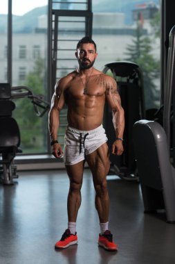 Yakışıklı adam kasların esneme