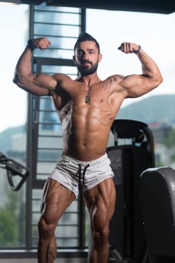 Vücut geliştirmeci Fitness Model çifte kol kası egzersizleri sonra poz