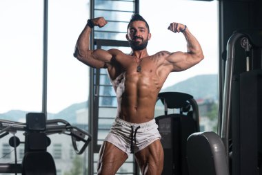 Vücut geliştirmeci Fitness Model çifte kol kası egzersizleri sonra poz