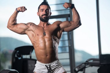 kaslı adam içinde jimnastik salonu kas esneme