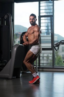 Yakışıklı adam kasların esneme