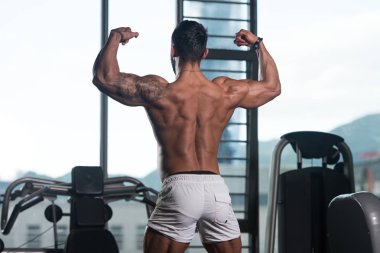 Vücut geliştirmeci Fitness Model çifte kol kası egzersizleri sonra poz