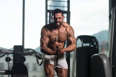 kaslı adam içinde jimnastik salonu kas esneme