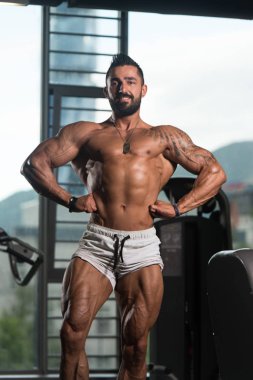 spor salonunda duran ciddi vücut geliştirmeci