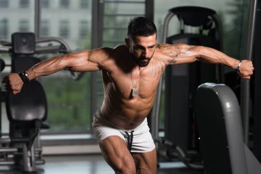 Yakışıklı kaslı adam içinde jimnastik salonu kas esneme